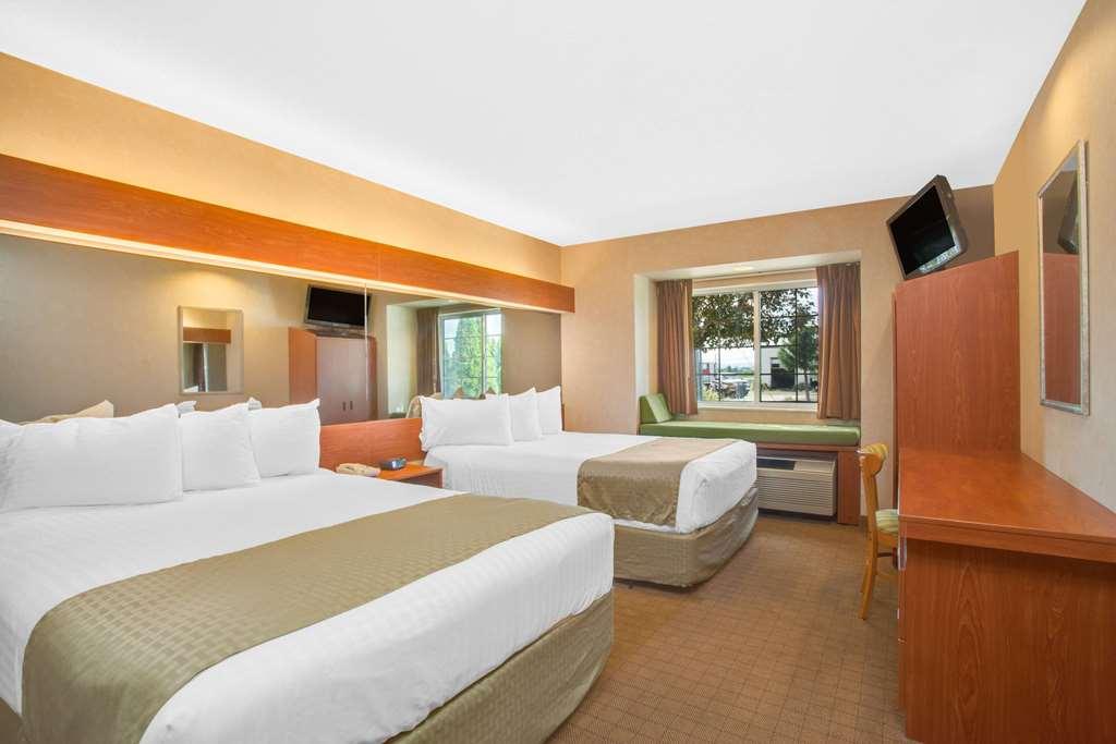 Microtel Inn & Suites Springville Стая снимка